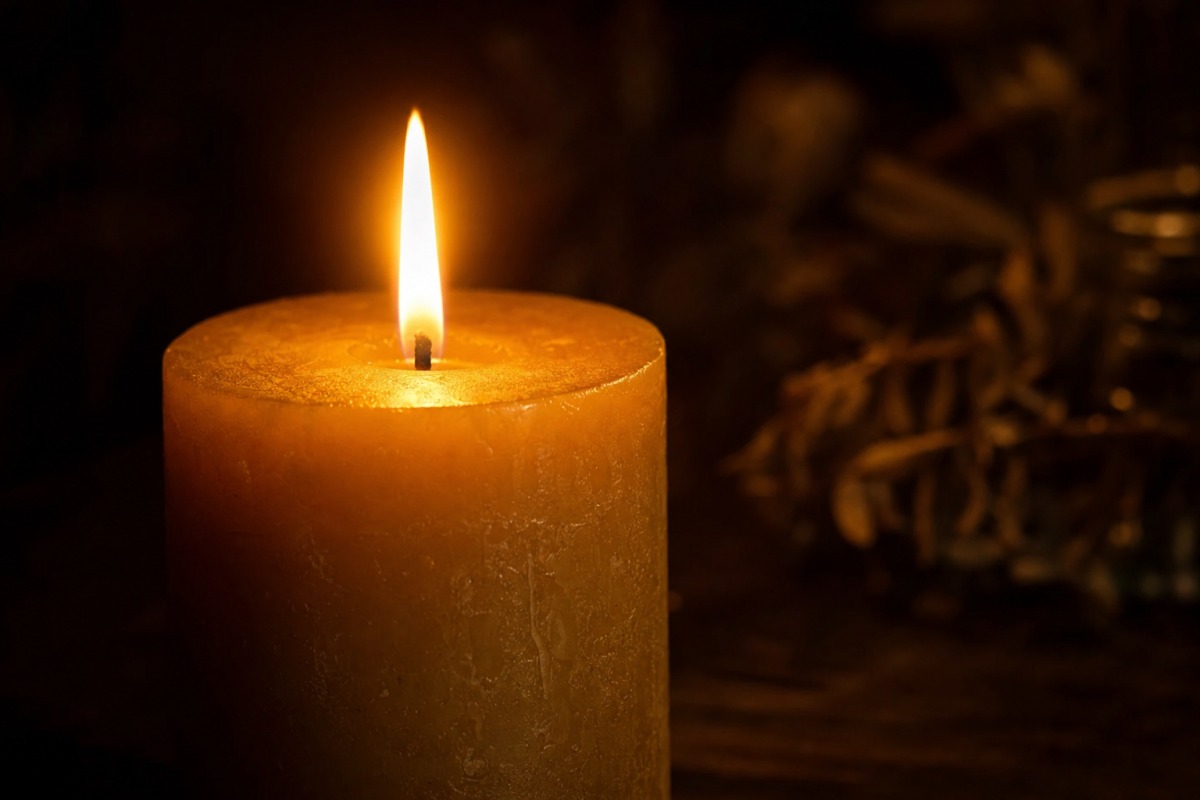 Vienmērīgas degošas ar roku darinātas sveces liesmas tuvplāns