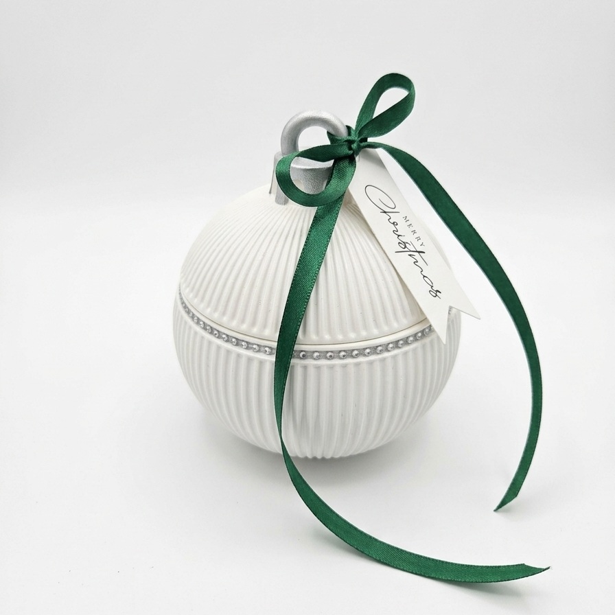Svece Christmas Bauble Elegance — balta / zelta / Ziemas burvība
