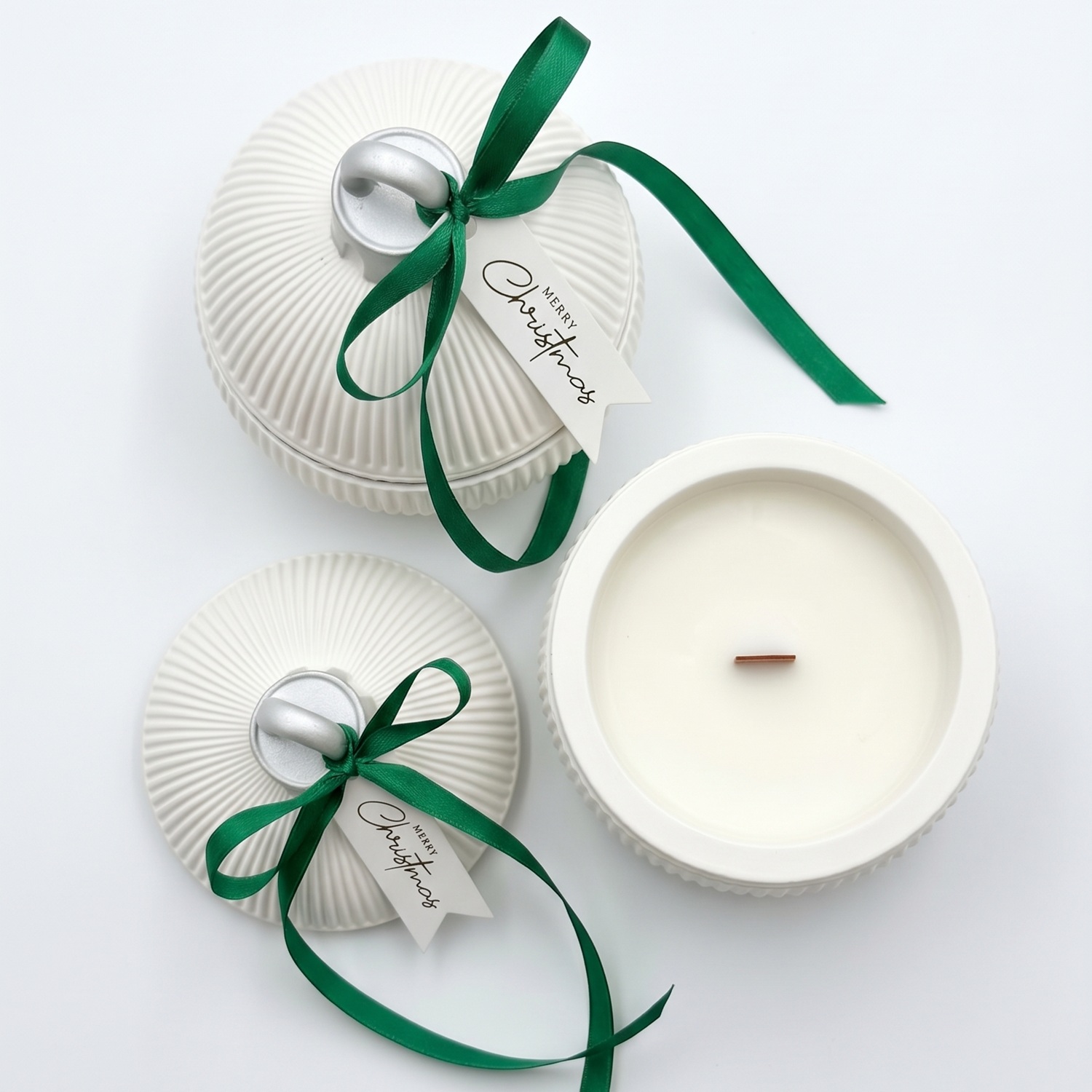 Svece Christmas Bauble Elegance — balta / zelta / Ziemas burvība